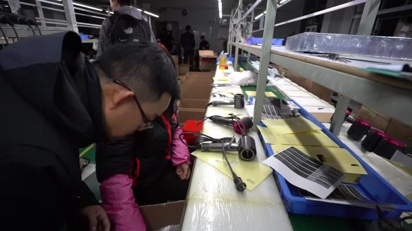 假冒戴森吹风机成本300售价2000,戴森吹风机假冒链条被端