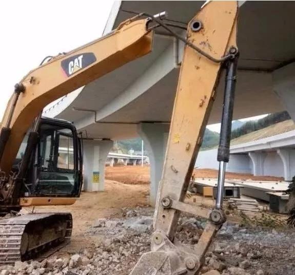 老板买卡特彼勒320挖掘机,老板买卡特新款挖掘机