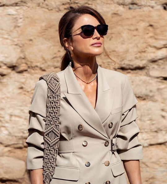 约旦王后拉尼娅皇室风格,49岁约旦王后穿传统服饰闪耀亮相