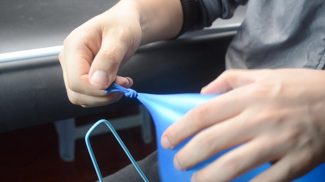 气球怎么打结最简单又容易解开,一个气球打结了怎么解开没有夹子