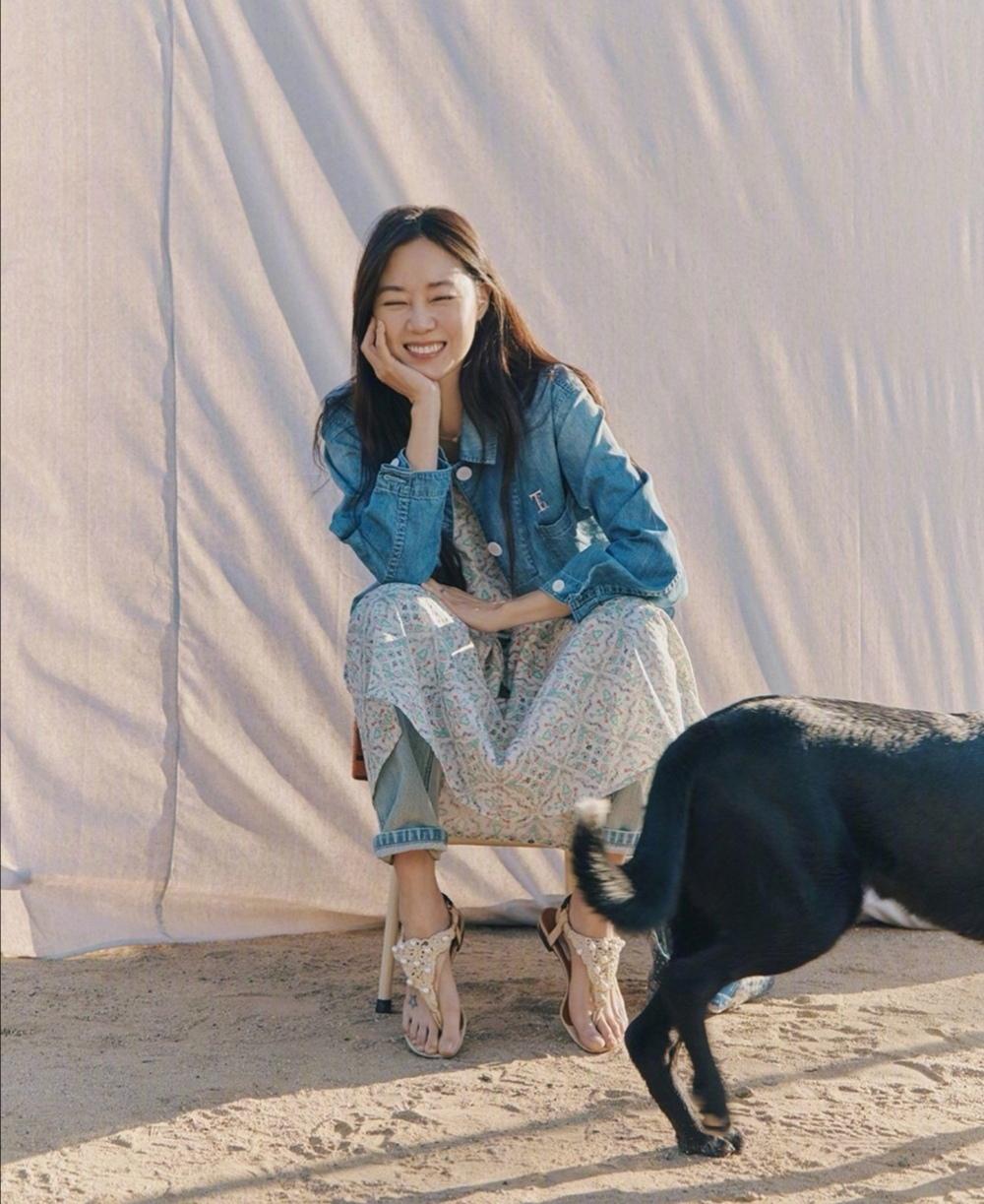 40岁女人怎样避免老气？韩国女星孔晓振碎花裙穿搭，少女感十足