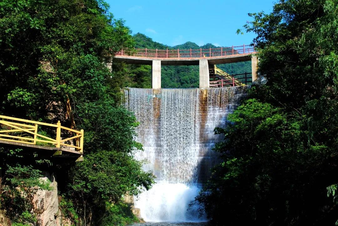 绿野仙踪旅游景区夜晚,画眉谷旅游景区
