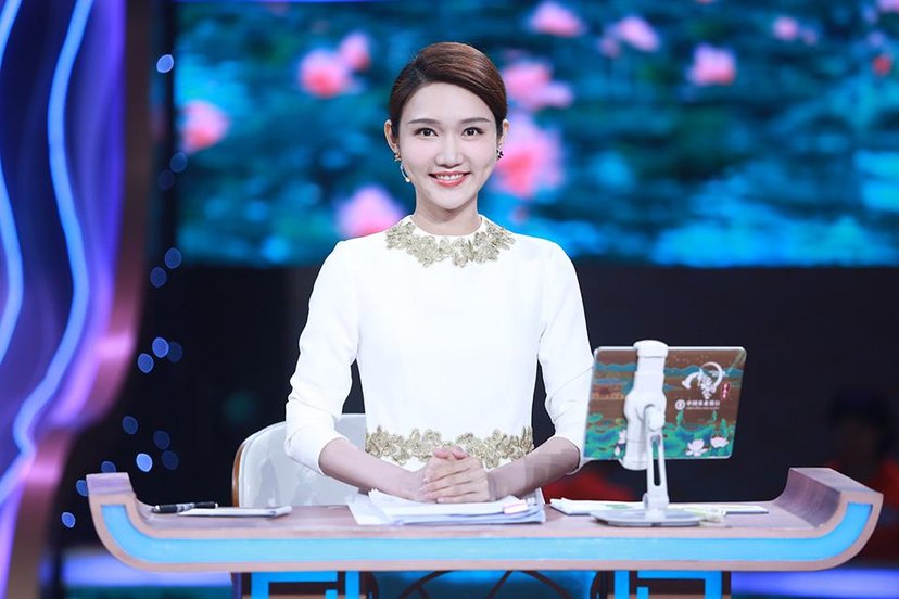 龙洋能代替董卿成为央视一姐吗,央视一姐龙洋和董卿