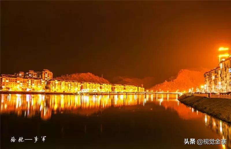 金寨城市夜晚霓虹灯璀璨,金寨山城夜景美景