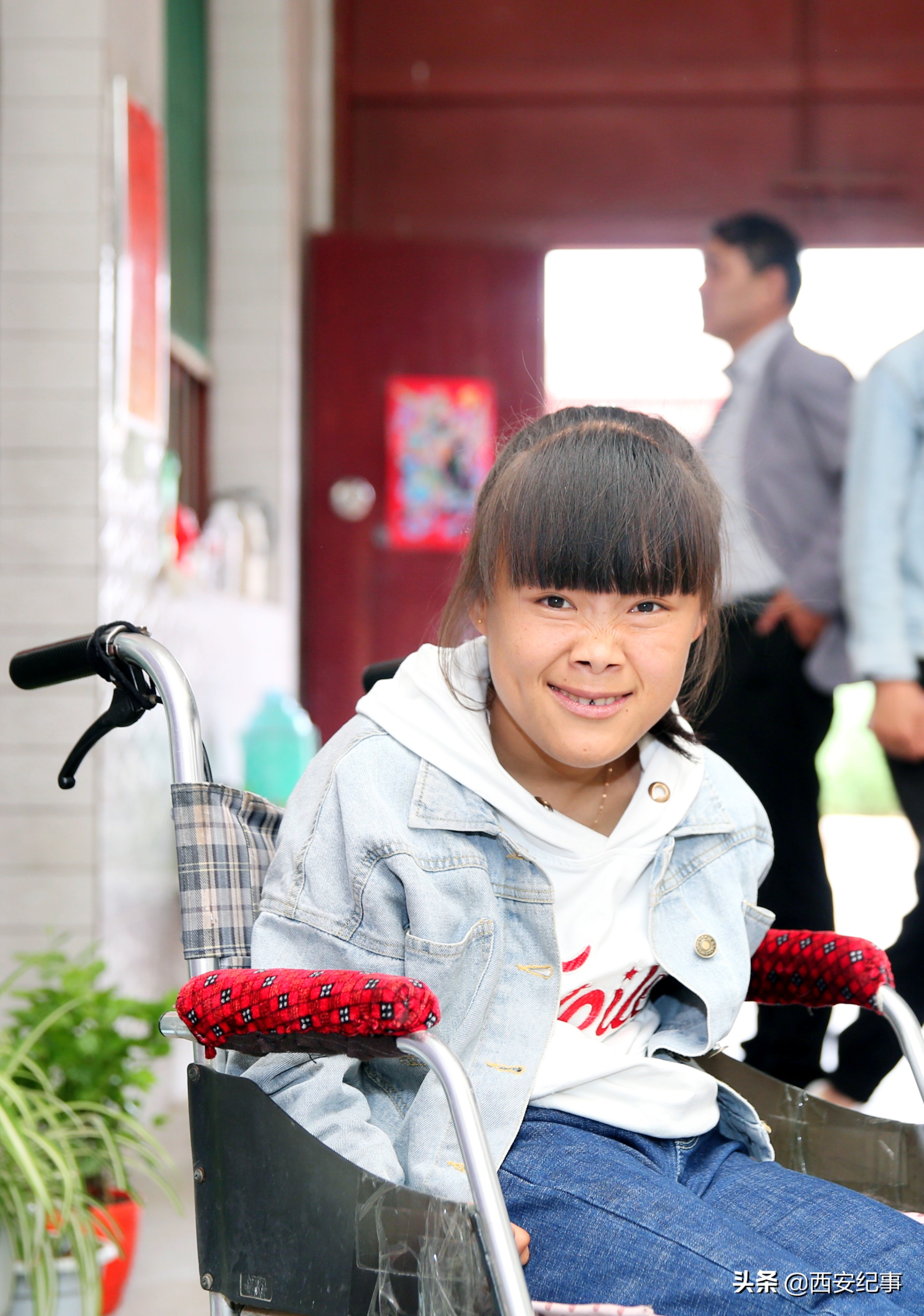 脑瘫儿靠舌头打字视频,脑瘫女孩在网上开网店