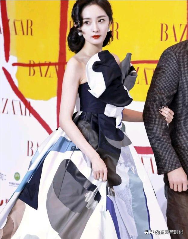 杨幂穿彩虹裙简直美翻了,杨幂斜肩露腰开叉裙