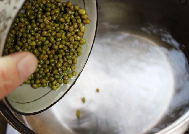 绿豆凉粉怎么做才能不发硬,快速煮绿豆软烂小妙招