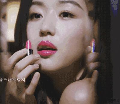 女生聊天怎么才能让男生心动,小学生做两个动作能让男生心动