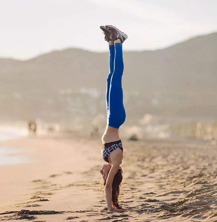 练倒立用倒立架好还是自然倒立好,冲肩倒立和顶肩倒立和沉肩倒立