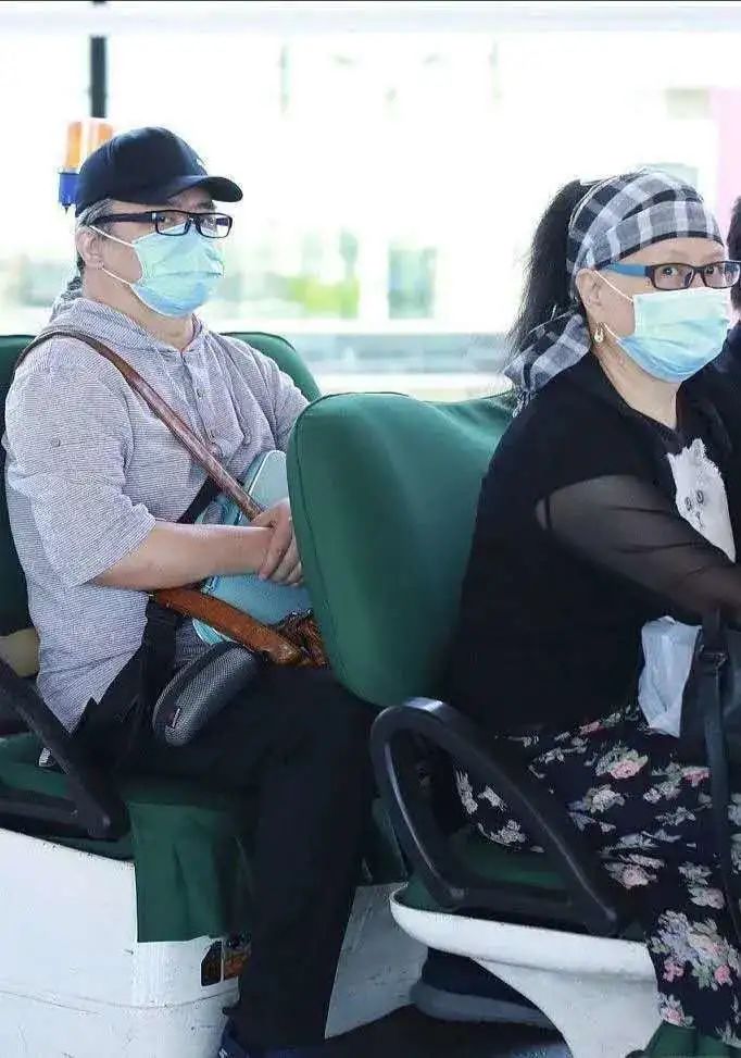 刘欢戴丝巾拍照姿势 (刘欢的老婆正面照)