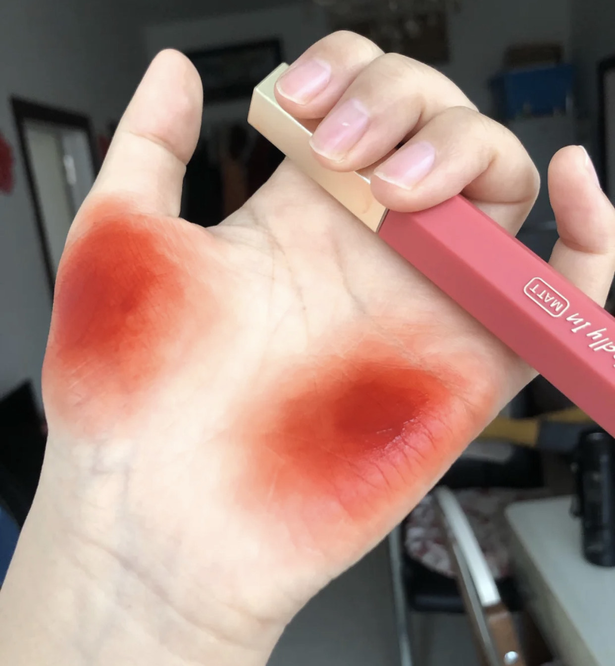 贫民窟口红唇釉,贫民窟女孩unny酒心口红