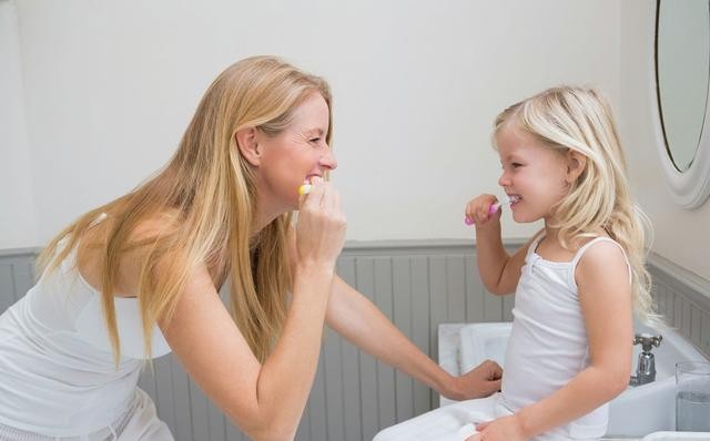 宝宝不肯刷牙发脾气,孩子不爱刷牙爸爸怎么去引导