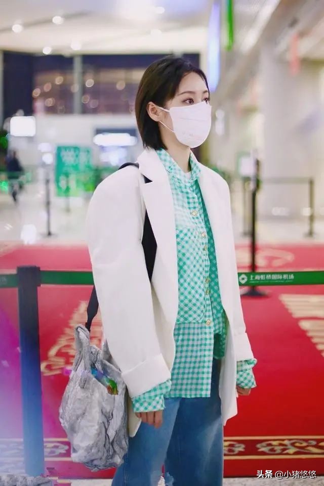 李纯粉色西装搭配图片,李纯穿粉红色西装