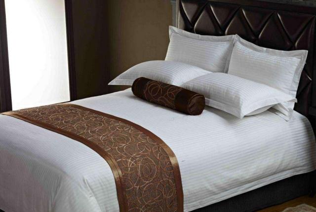 保洁阿姨打扫床底吗,保洁阿姨收拾宾馆里的床