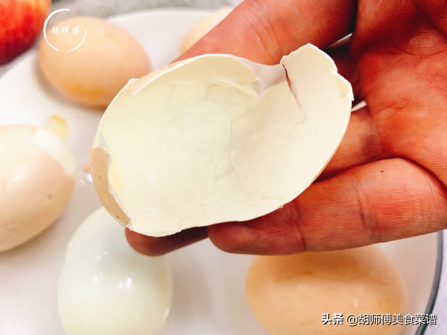 阿姨一分钟剥100个鸡蛋，学会她煮鸡蛋的方法，蛋壳轻轻一碰就掉