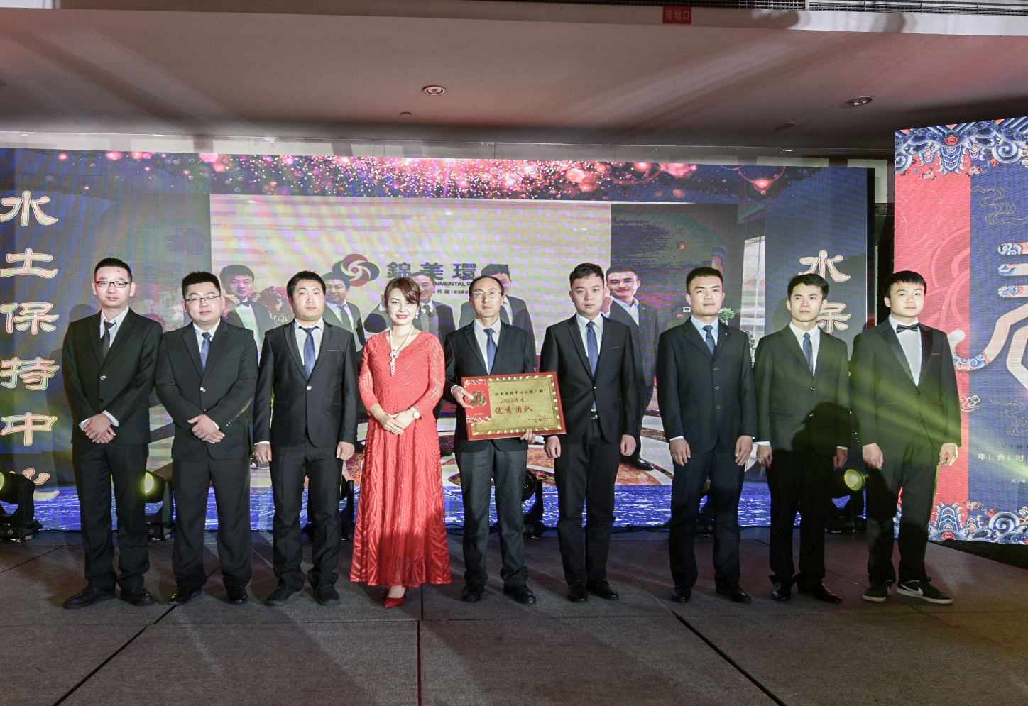 超越蝶变拜年视频,超越蝶变升华主持稿