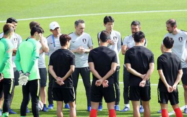 黄义助进球之后的手势大曝光！韩国队无比团结期待复仇夺冠