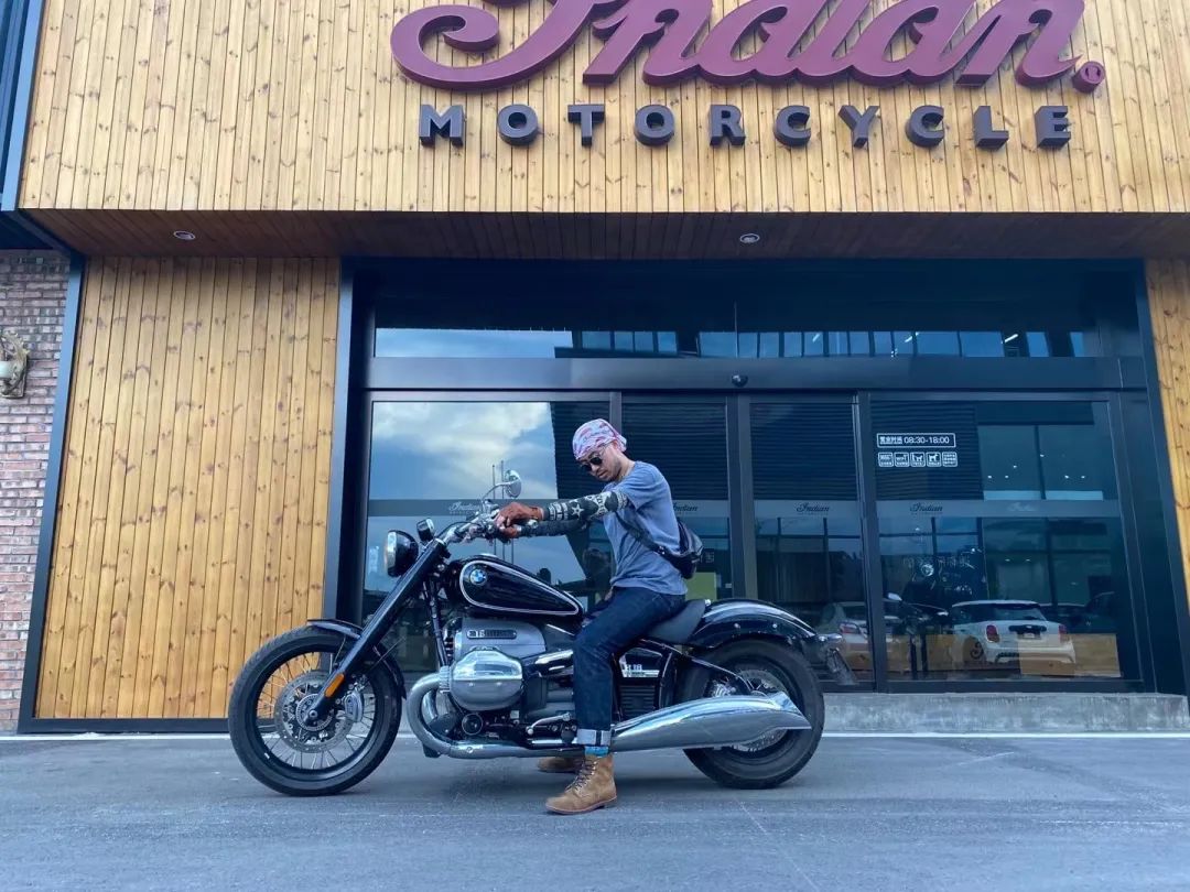 成都帅大叔卖周边，这群怕老婆的男人，偷拿私房钱也要买