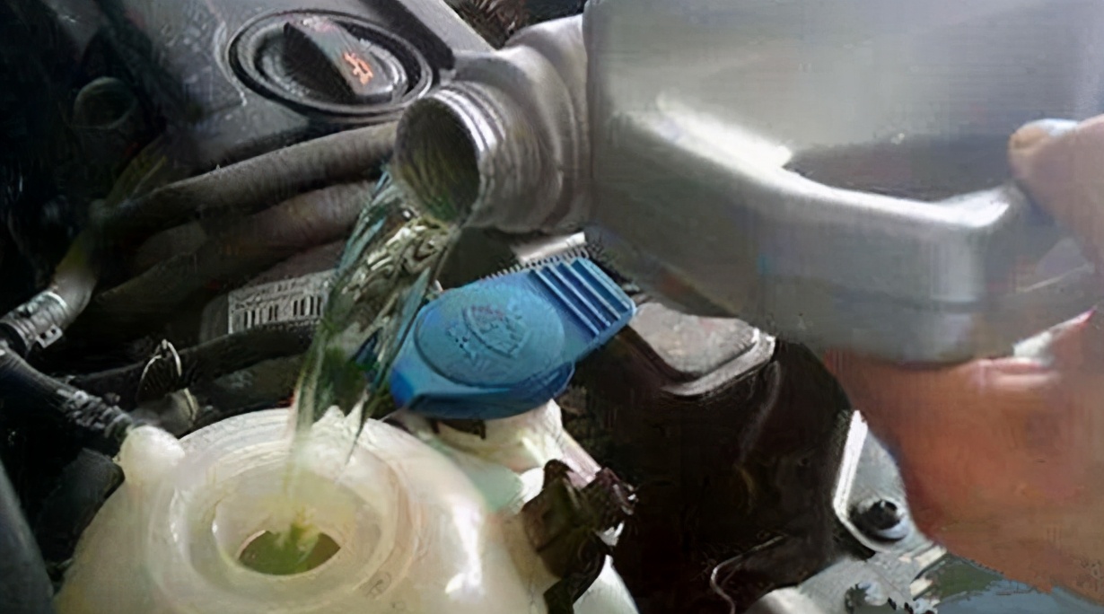 对于防冻液是否可以加水，正确的答案在这里