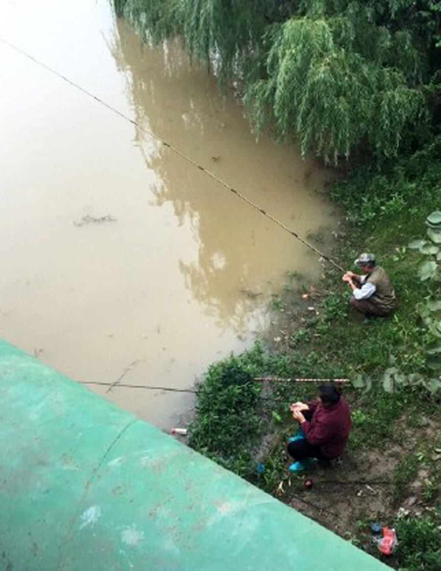 一对78岁的恩爱夫妻钓鱼,一对小夫妻钓鱼