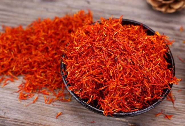 泡脚加什么祛湿补气血,冬季泡脚加这三种材料祛寒暖身