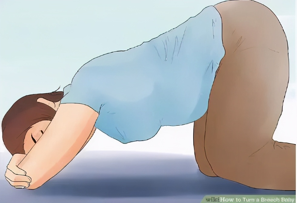 胎位不正医生徒手调胎位视频,胎儿胎位不正助产士帮忙调整胎位