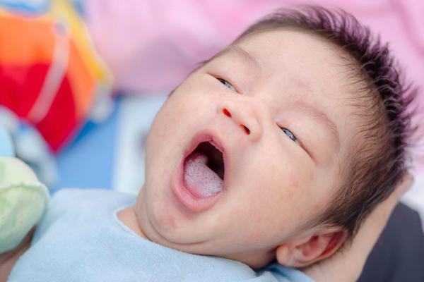 奶奶天天给宝宝穿脏衣服,宝宝一换洗衣服就起疹子