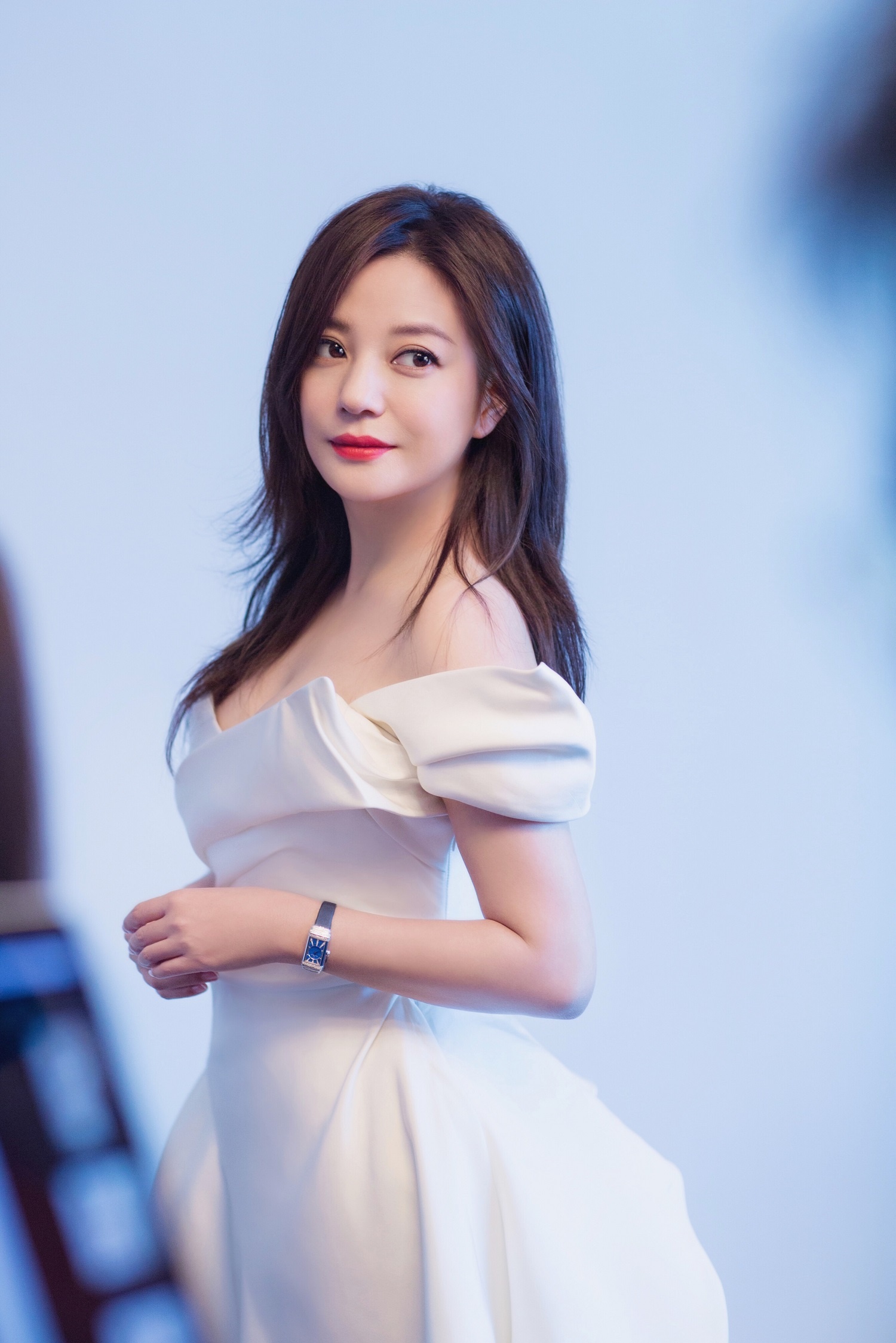 赵薇新剧造型曝光，红衣女侠扮相，高马尾偏分发型英气十足