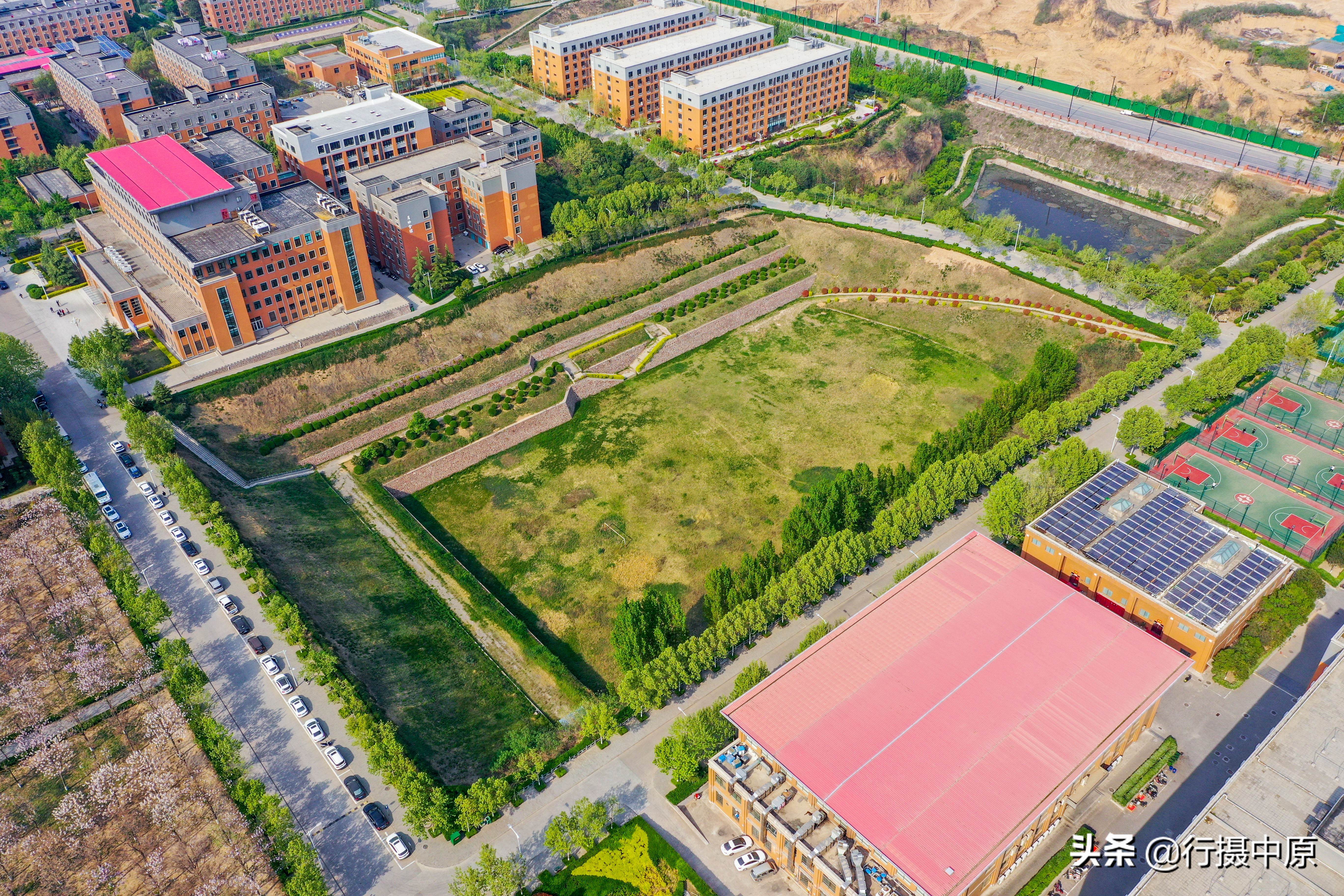 足球场大的深坑,稀奇古怪的足球场