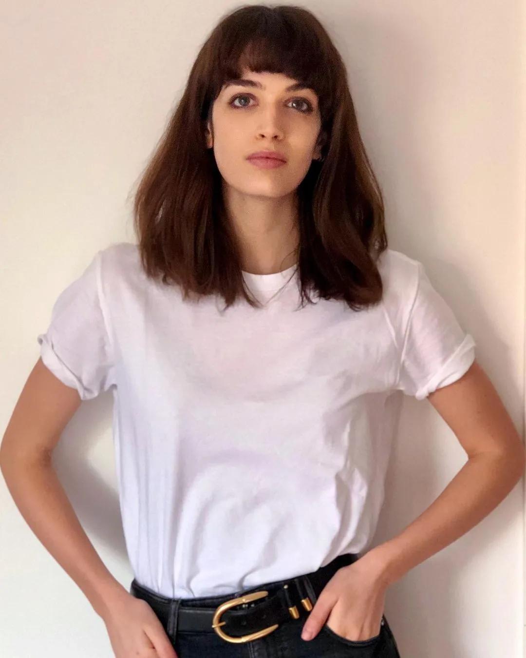 女明星红毯造型少不了它？网友：论优雅，还得是Armani的设计