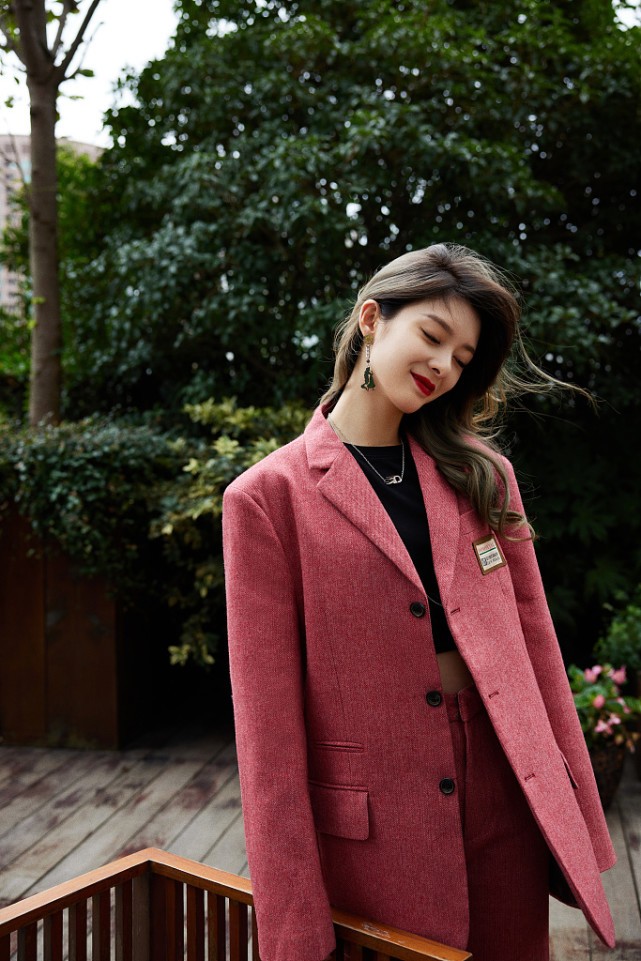 傅菁齐刘海黄裙子,傅菁眼镜西装短发