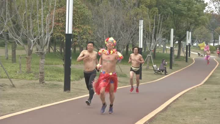 扬州“光猪跑”来了！男女身着内衣*情纵**奔跑