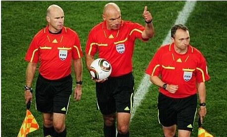 足球裁判员面对争议判罚的想法,足球讨论大会