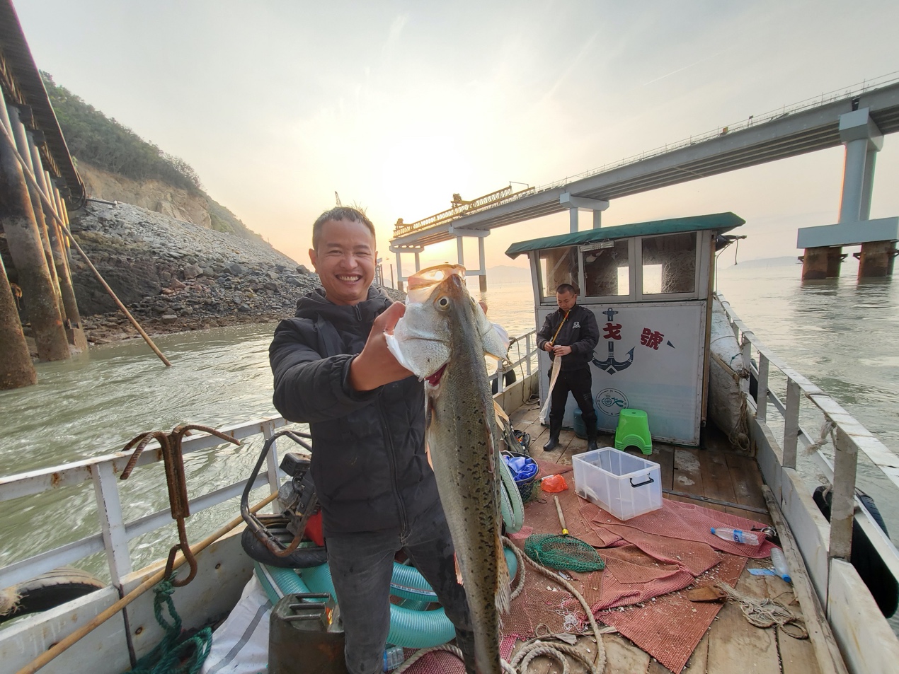 福建小伙抽干几百个水坑，带300万网友体验海边“开盲盒”