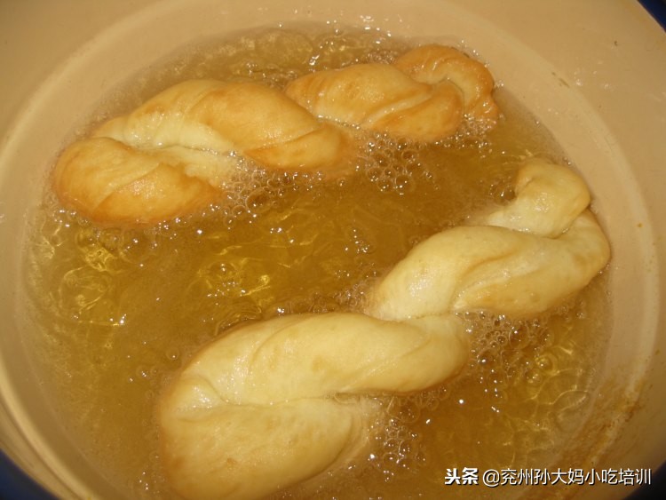 自家炸油条面的做法,家庭自制老面发面油条的做法