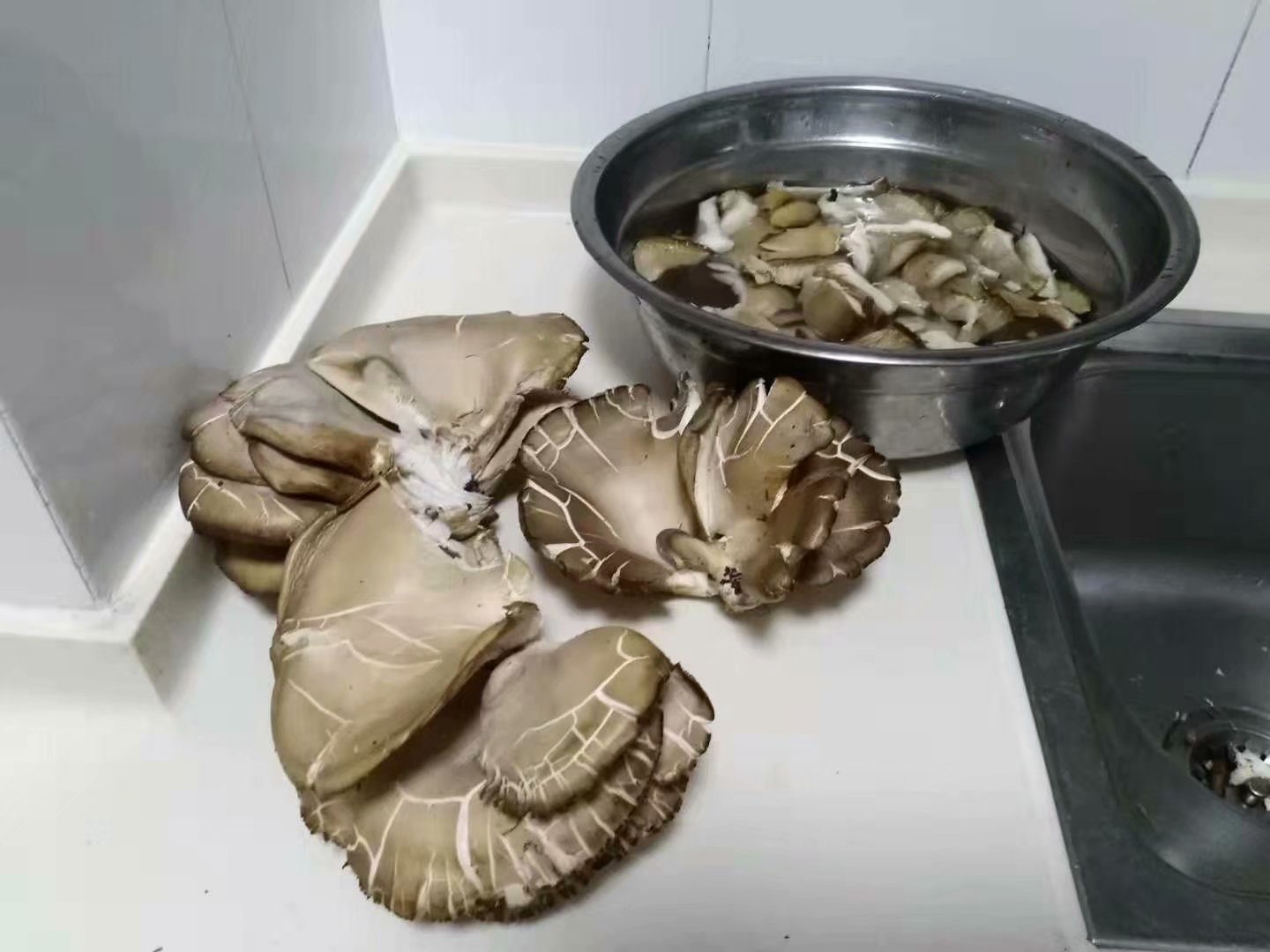 远征三晋凯旋还，飓风众人把酒欢