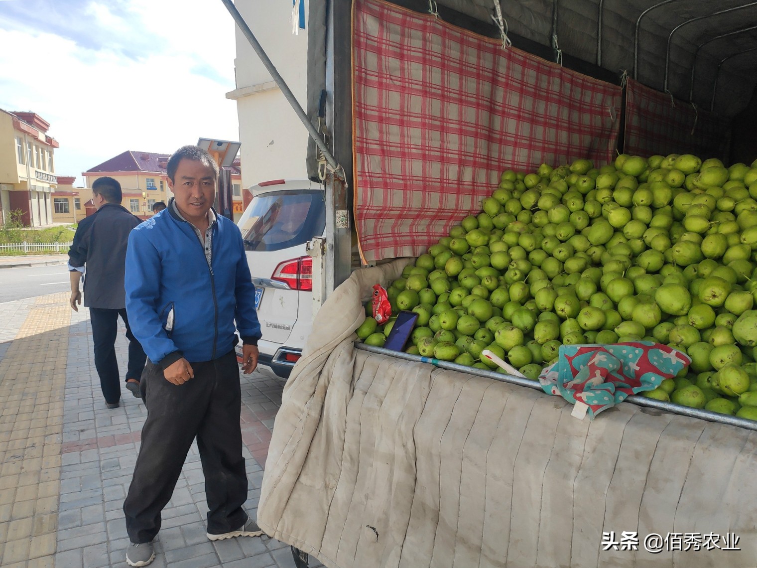 做卖水果的生意好吗,做水果生意都要自己去拉货吗