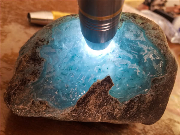 莫西沙赌石打灯皮壳表现,赌石翡翠莫西沙场口