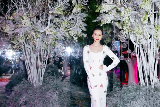 刘诗诗真是天赐的好气质，紧身裙造型真惹眼，高贵的样子真美