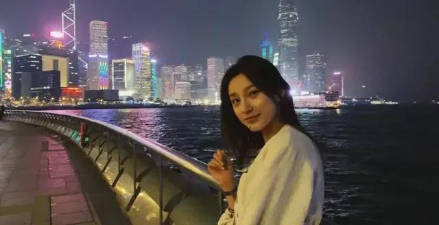 马凡舒首次主持天下足球,央视足球主持马凡舒