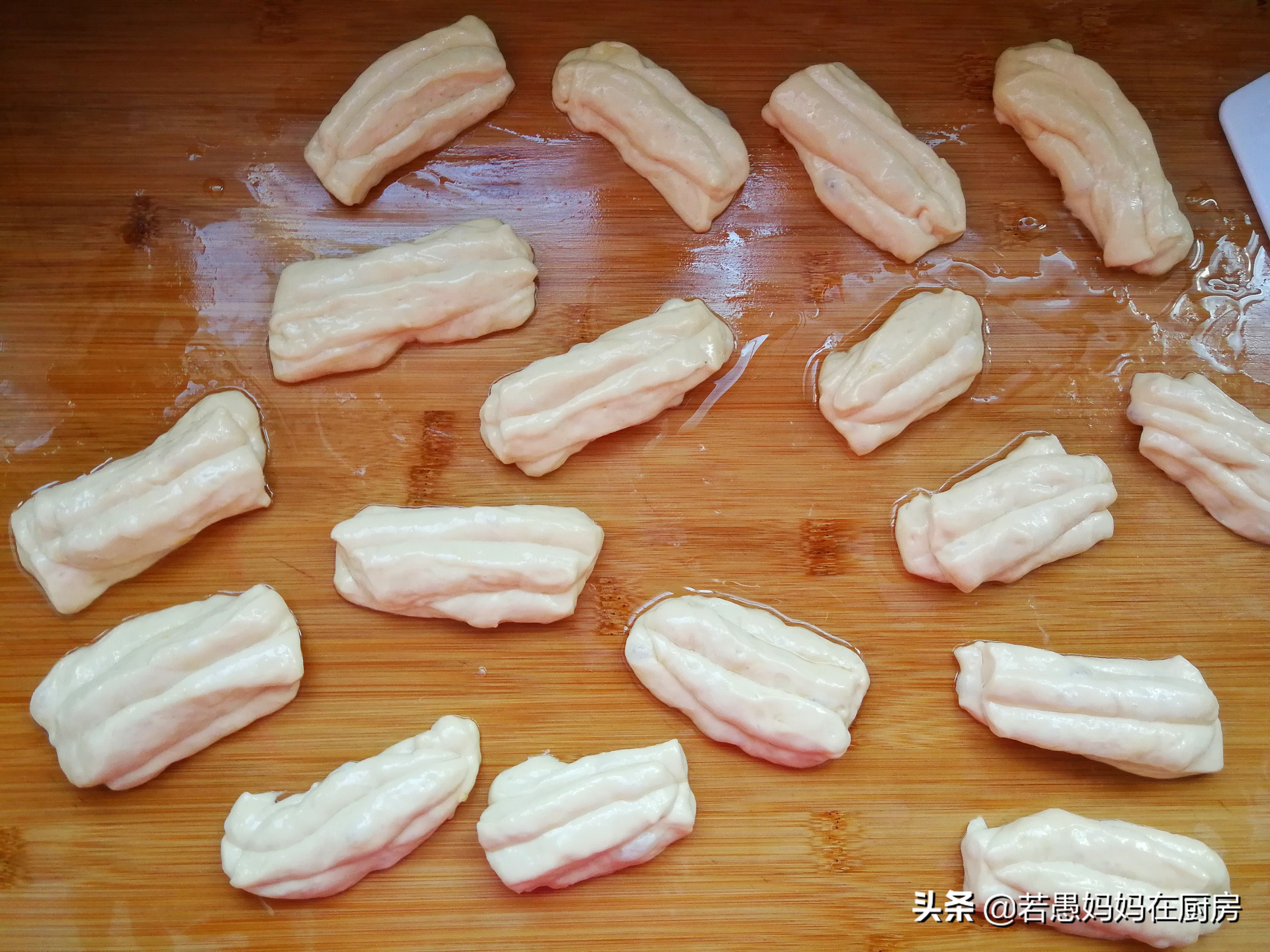 油条的家常做法酥脆空心不用等,酥脆油条做法和配方的全过程