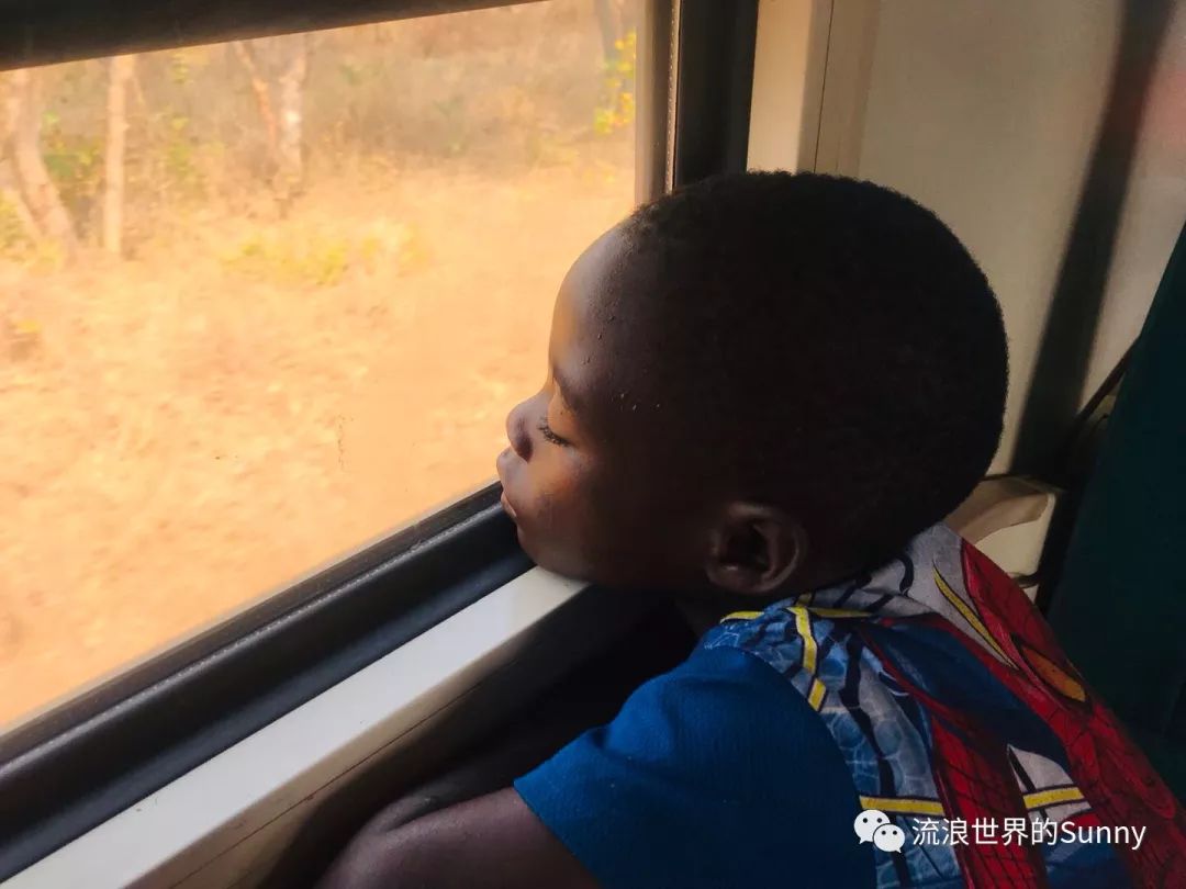 流浪非洲，乘坐中国援建火车去赞比亚，满满的亲切