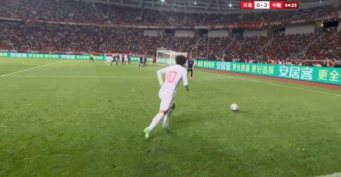 失望的上半场，希望的下半场，国足判若两队，放下包袱可以走更远