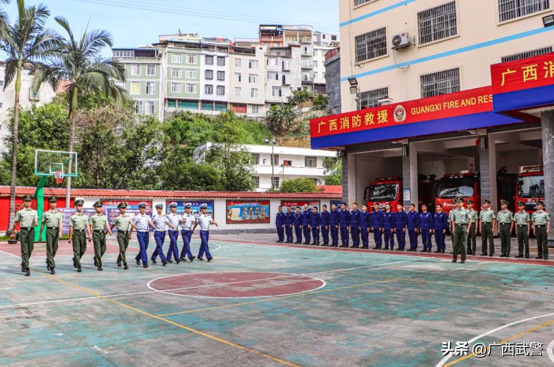 橄榄绿+火焰蓝?嗯,是相得益彰的感觉!