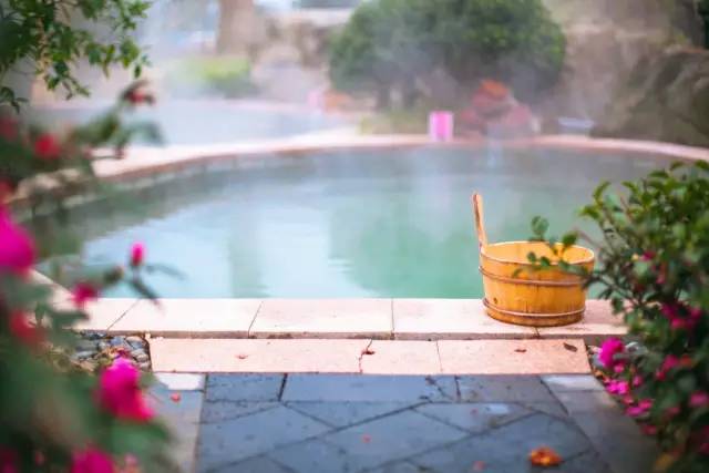 冷冷冬日泡着暖暖的温泉,阴冷潮湿的天气里泡个温泉