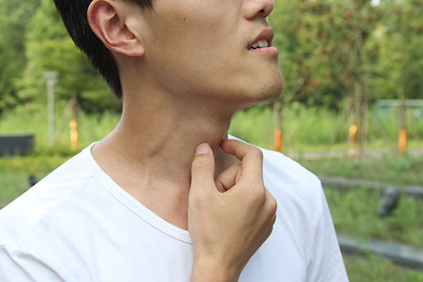 抽烟喉咙有痰黏黏的吐不尽,不抽烟喉咙老是有痰怎么回事