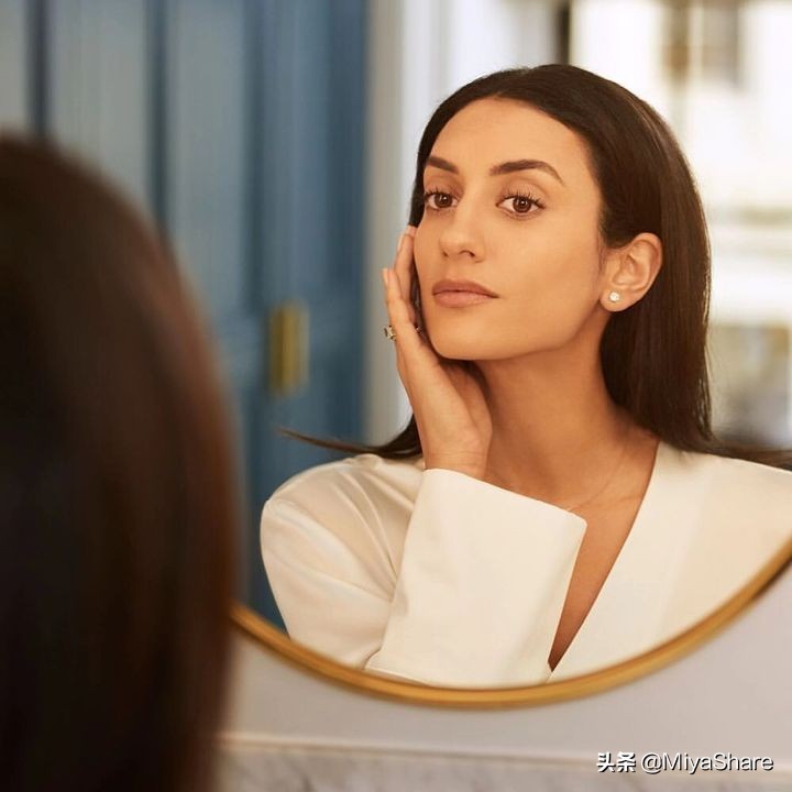 如何正确上粉底液不脱妆卡粉,涂粉底前怎么护肤不伤皮肤