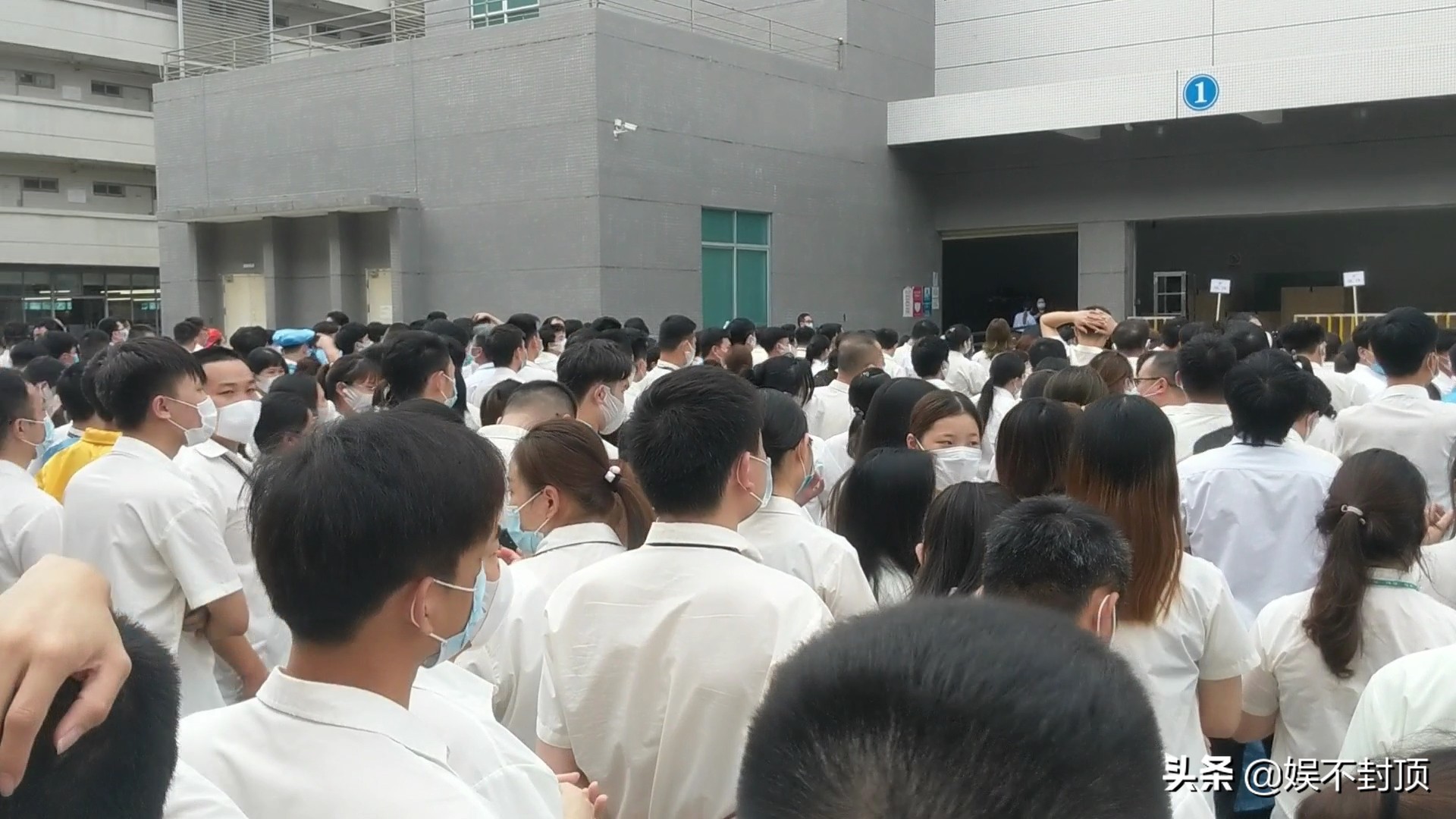 东莞27000人的电子厂,员工还上着班,全部都被叫出去集合了