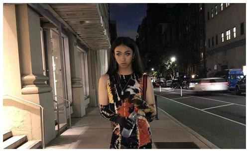 伊能静儿子穿女装做美甲,伊能静儿子美甲视频