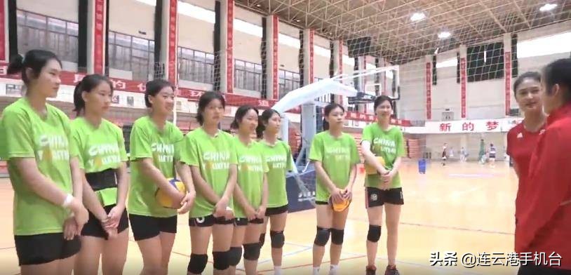 港城女排四连冠,排球女将夺冠